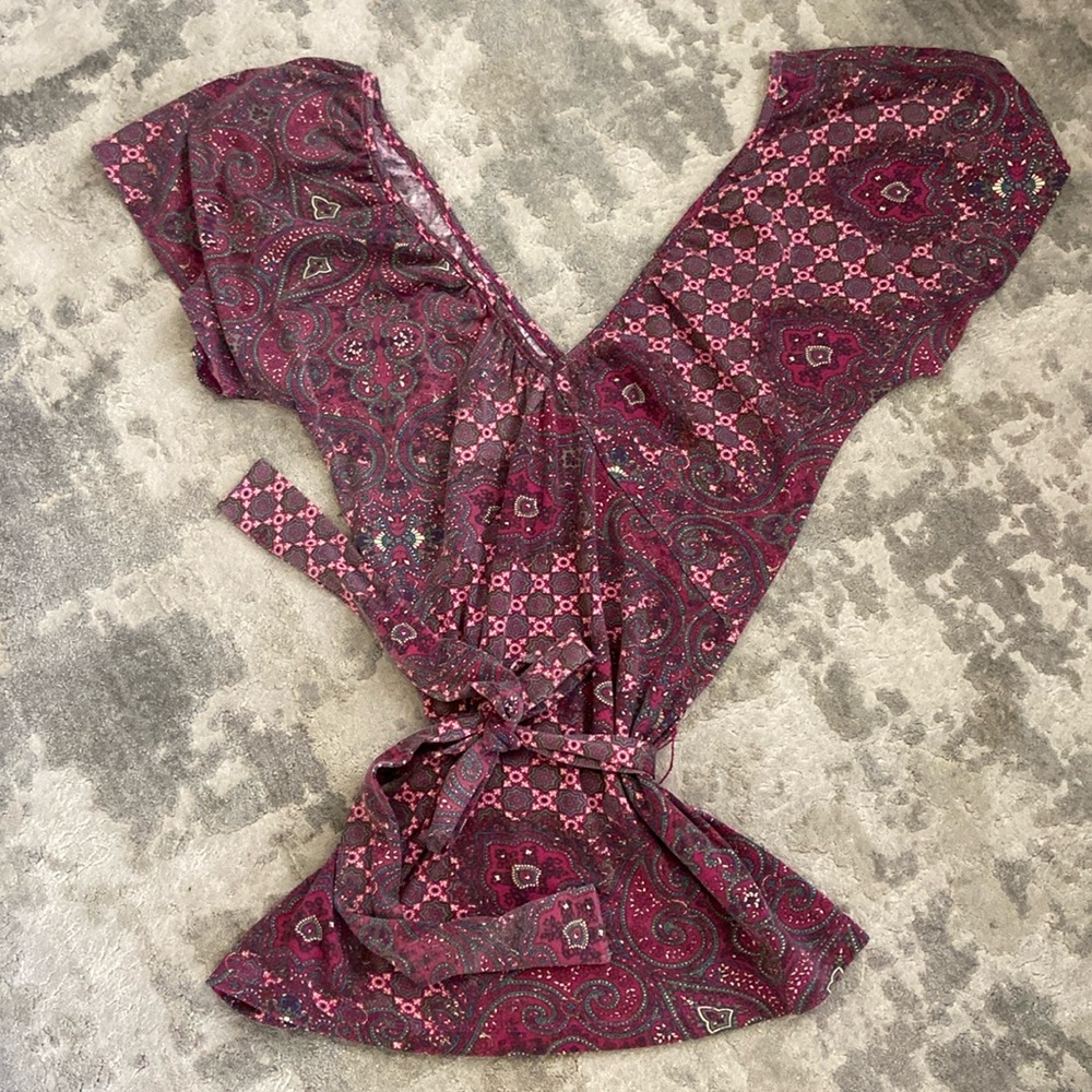 Beautiful and feminine cut top size M